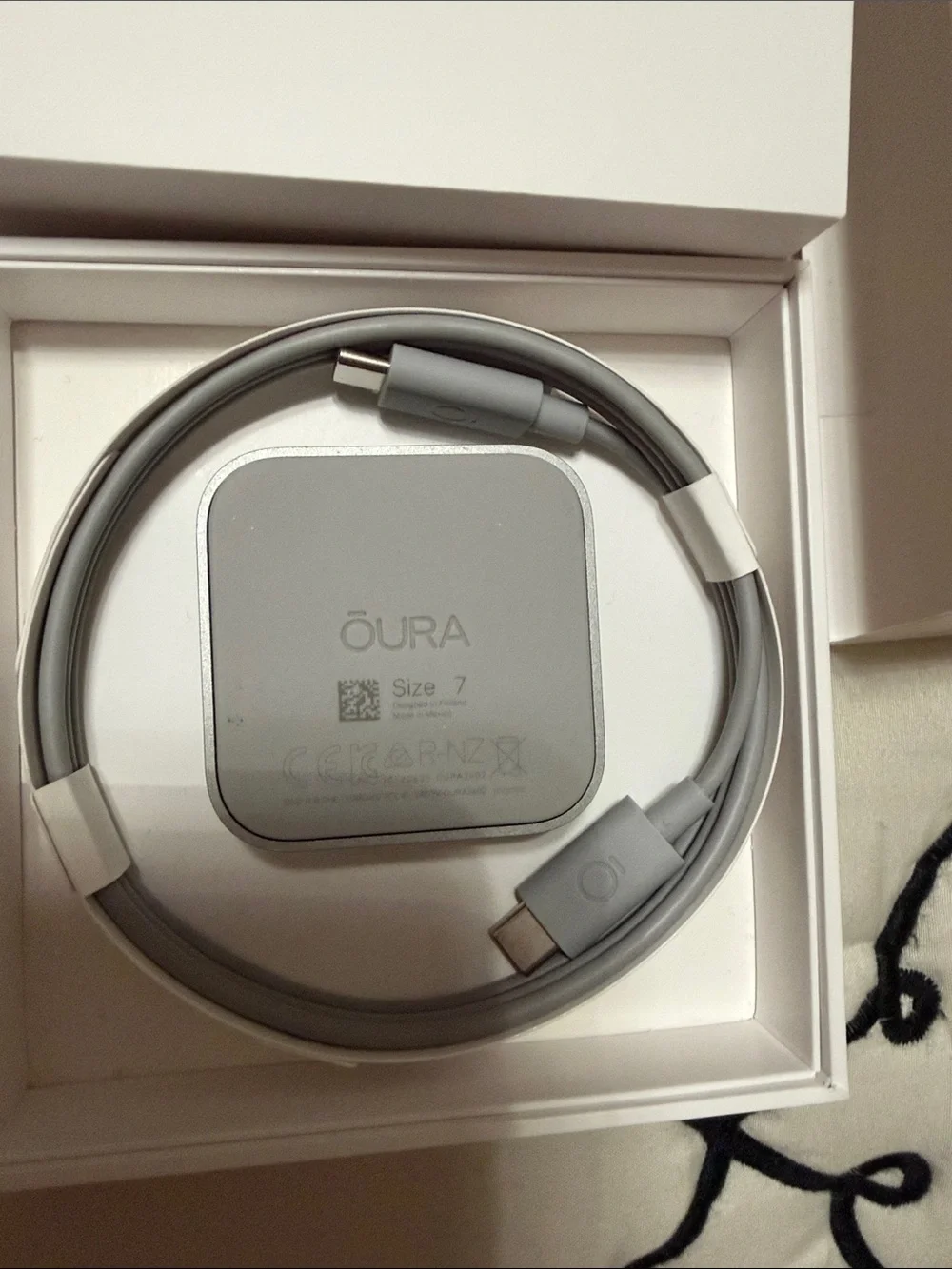 Oura Ring 4 - Gold and White Smart Ring with Charger